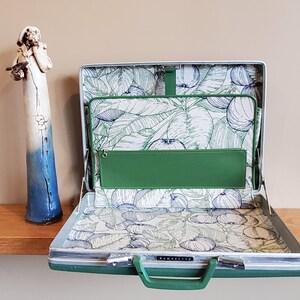 Porte-documents mince Samsonite vintage vert brumeux à coque dure, avec doublure en forme de cosse et de feuille, sans clé - rétro rare - bon état avec usure