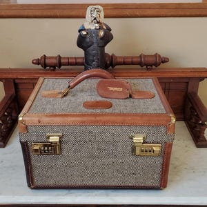 ヴィンテージ ウィングス トレインケース ツイードパネル、ブラウンベルト、レザートリム、真鍮金具付き - 非常に良好な状態 - ハートマン買収以前の希少なウィングス製品