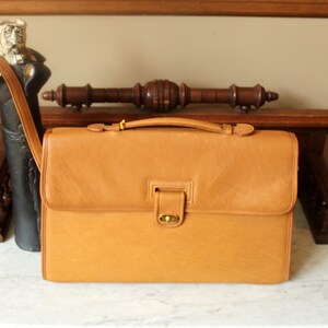 Porte-documents vintage d'Hannis en cuir de vachette fleur camel, finitions dorées et bandoulière amovible - Jamais utilisé - Neuf avec étiquette
