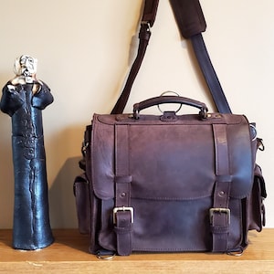 Sac à dos convertible vintage en cuir de buffle marron fait main avec bandoulière de 56 pouces, plusieurs poches et matériel en laiton EUC
