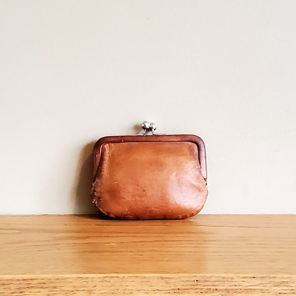 Vintage Coach Change Purse In British Tan Leather With Brass Frame and Brass Kisslock Closure - Style No 7155 - VGC