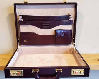 SALE Vintage, nie benutzte Pegasus-Aktentasche aus wunderschönem burgunderfarbenem Leder mit goldfarbenen Zahlenschlössern, in den USA neu hergestellt – wunderschöne Tasche!