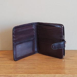 Cartera grande para tarjetas de crédito Coach vintage en piel caoba con múltiples bolsillos, marco de latón y cierre de beso. Modelo n.° 5817 - VGC