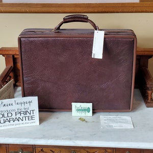 vintage JAMAIS UTILISÉ Porte-documents Hartmann 4" en vinyle marron châtain durable, bordures en cuir et serrures en laiton style 4200 A3 - Plume avec étiquettes