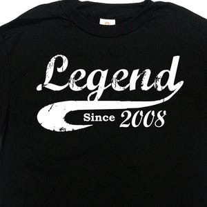 面白い誕生日シャツ 18歳の誕生日シャツ 18歳の誕生日プレゼントのアイデア カスタムTシャツ 2008年以来のBday Legend（どの年でも） メンズ レディースTシャツ