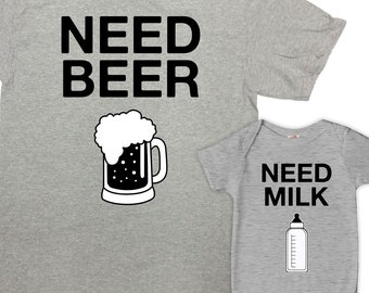 Könnte beinhalten: Ein graues T-Shirt mit dem Text "NEED BEER" und einer Bierkrüg-Grafik. Ein grauer Baby-Strampler mit dem Text "NEED MILK" und einer Babyflaschen-Grafik.