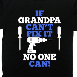 K&ouml;nnte beinhalten: Schwarzes T-Shirt mit einer wei&szlig;en Grafik, auf der steht "Wenn Opa es nicht reparieren kann, kann es niemand!" mit einer wei&szlig;en Bohrmaschine und zwei Schraubendrehern auf beiden Seiten der Bohrmaschine.