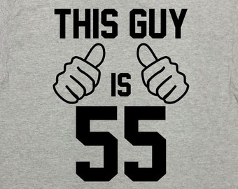 55-årsdagspresenter till honom Rolig födelsedags-T-shirt Anpassad ålder F-dagspresent för män Personlig T-shirt Den här killen är 55 år gammal T-shirt - SA1568