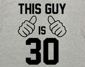 30歳の誕生日Tシャツ 男性への誕生日プレゼント カスタム年齢 パーソナライズTシャツ 彼への誕生日ギフトアイデア 面白い誕生日Tシャツ この男は30歳です - SA1563