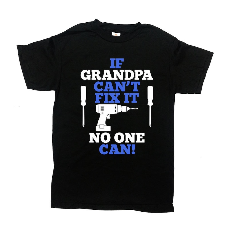 K&ouml;nnte beinhalten: Schwarzes T-Shirt mit einer wei&szlig;en Grafik, auf der steht "Wenn Opa es nicht reparieren kann, kann es niemand!" mit einer wei&szlig;en Bohrmaschine und zwei Schraubendrehern auf beiden Seiten der Bohrmaschine.