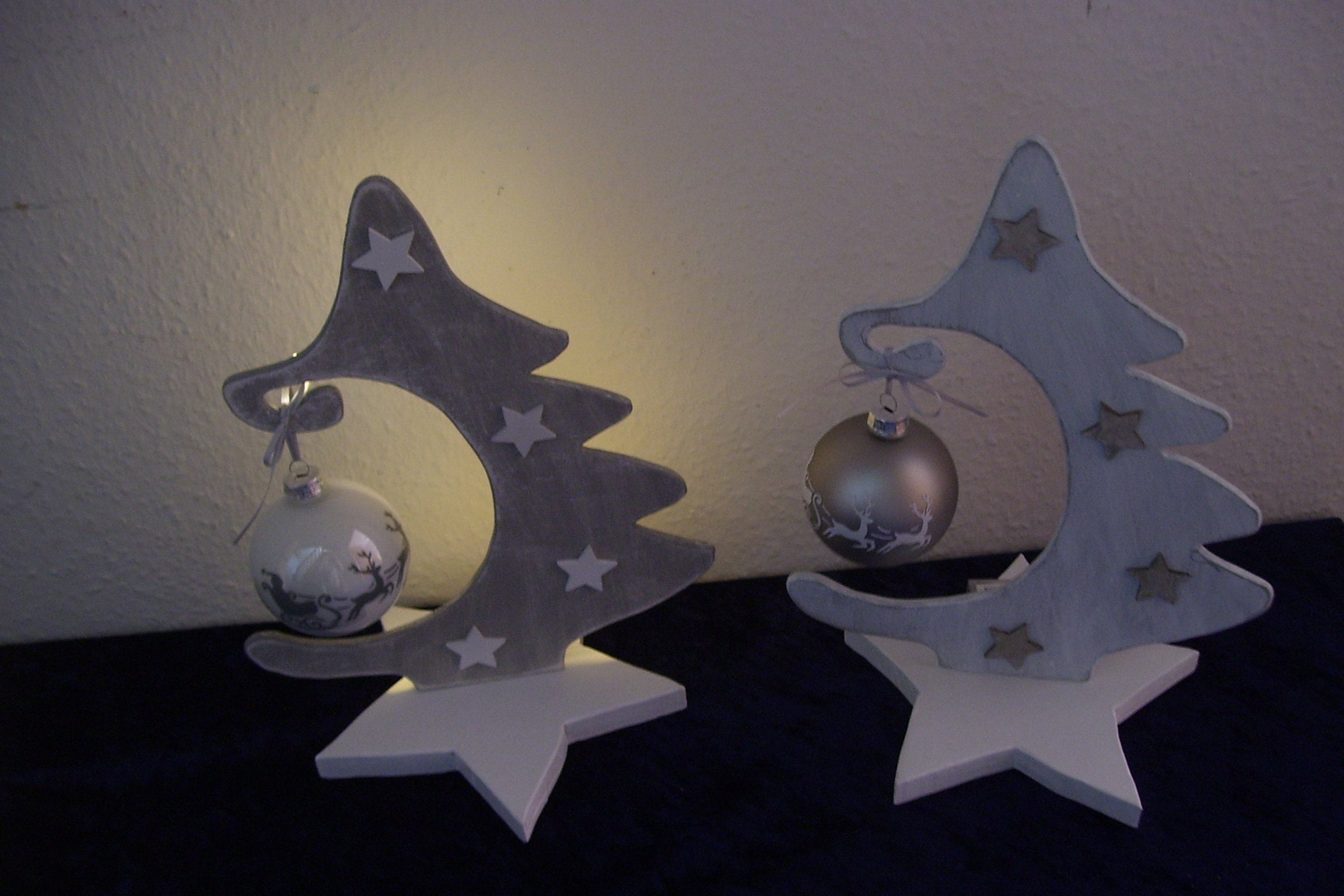 Tannenbaum mit Kugel und Beleuchtung
