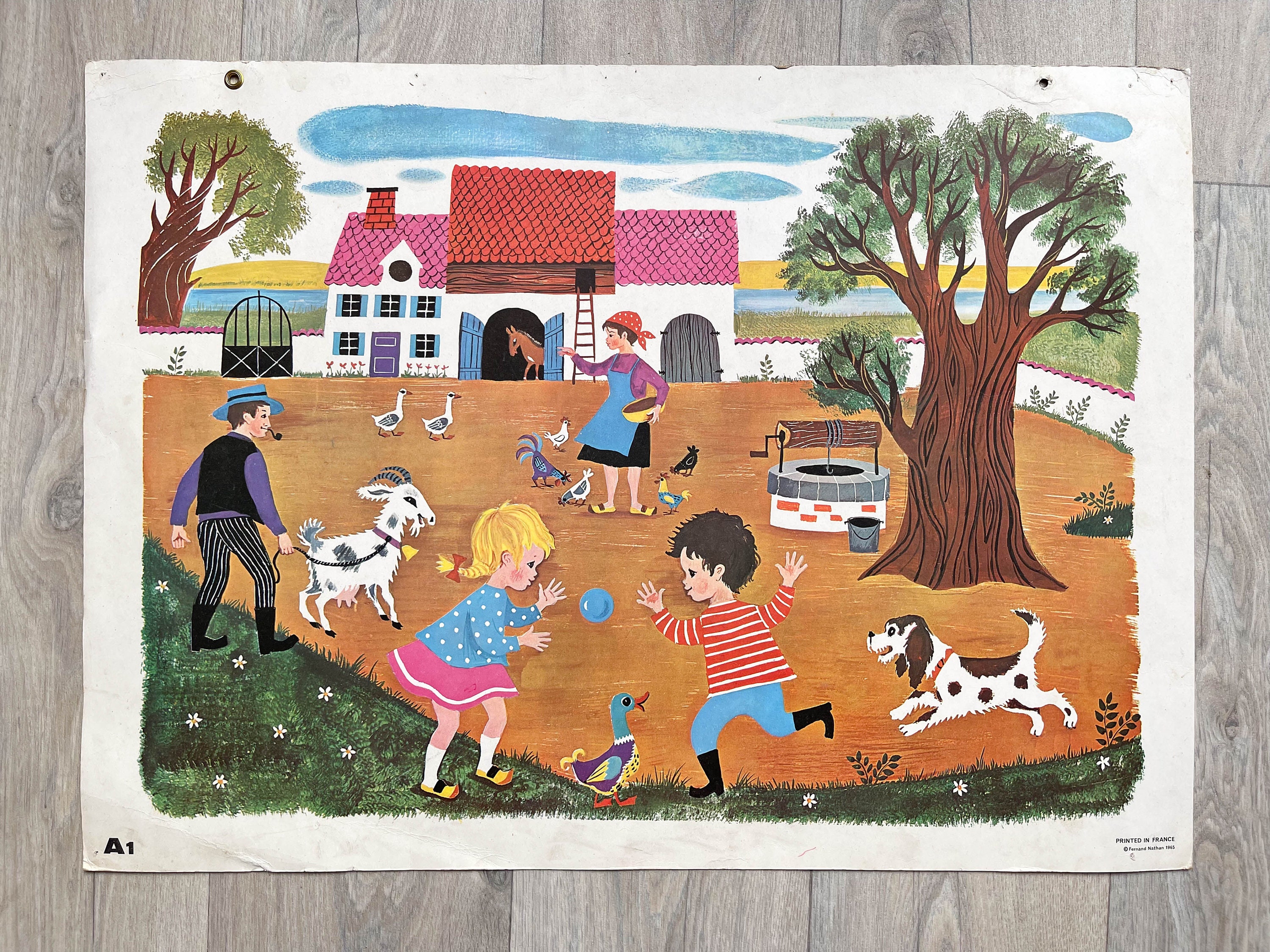 Affiche Scolaire Fernand Nathan 1965 - A1 Travail et Jeu à La Ferme ~ Scène de Vie Décoration Murale