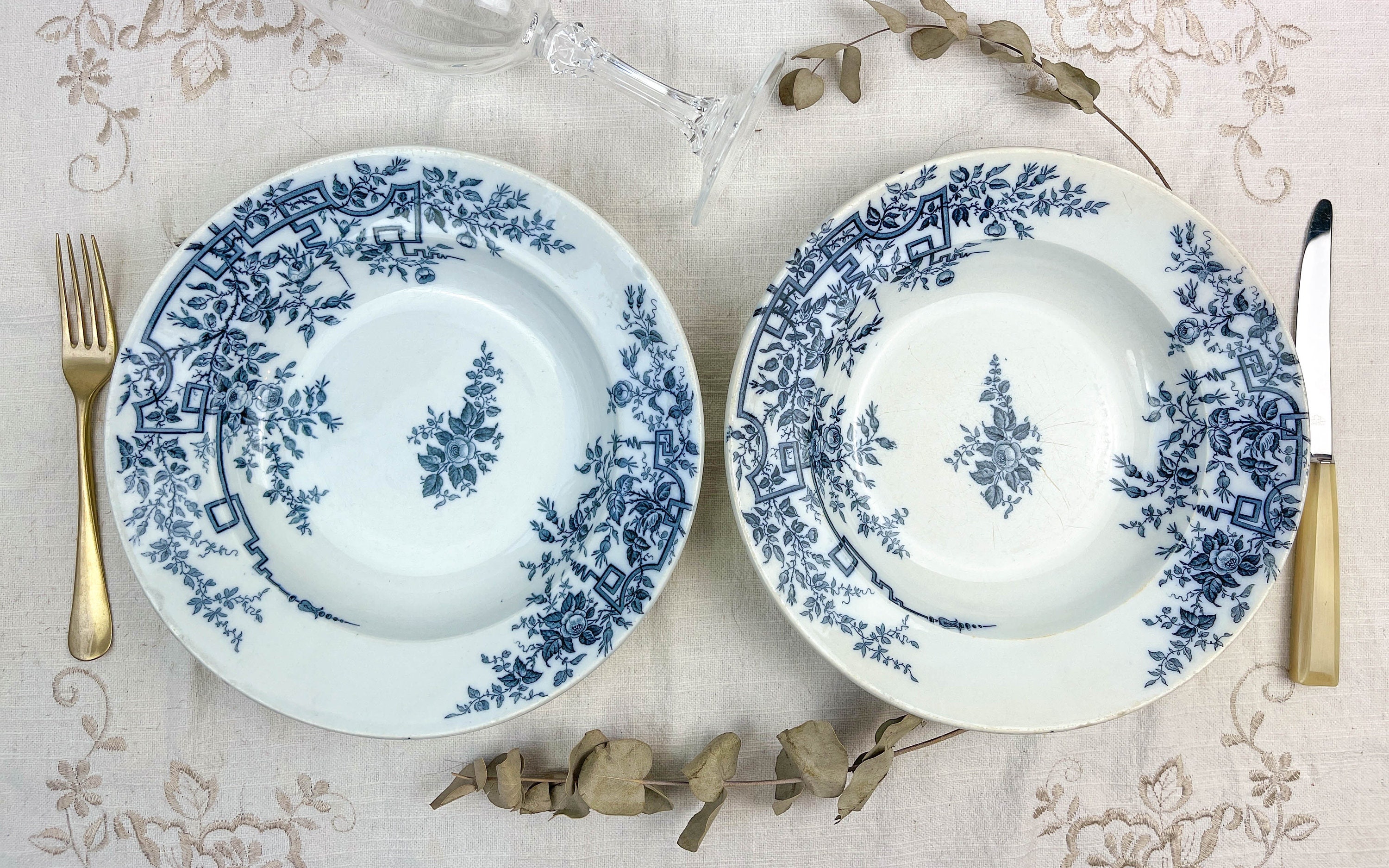 2 Assiettes Creuses Terre de Fer Badonvillier Roses Motif Fleuris Bleu ~ Vintage Blanche Vaisselle F