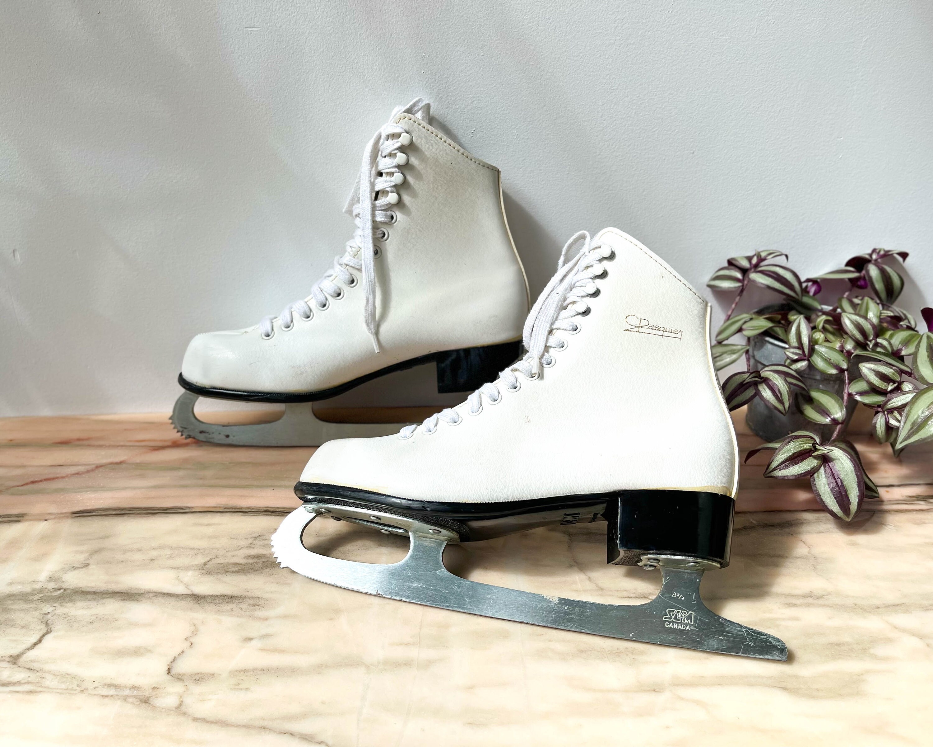 Paire de Patins à Glace Blanc Vintage C. Pasquier ~ Décoration Noël Patins Femme Ancien Cheminée Déc