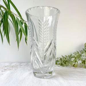 Vintage crystal vase with chiseled pattern - Antique vase - Retro floral decoration - Bouquet vase - Elegant vintage decoration
