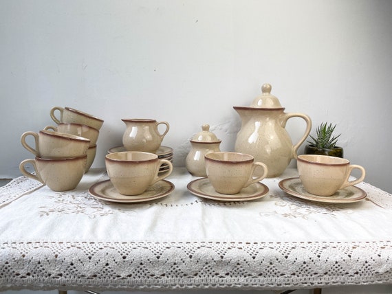 Kaffeeservice aus gesprenkeltem Steinzeug im Tulowice-Stil aus der Mitte des Jahrhunderts - Beige gesprenkelte Steinzeugtassen - Vintage-Geschirr - Polen-Geschirr