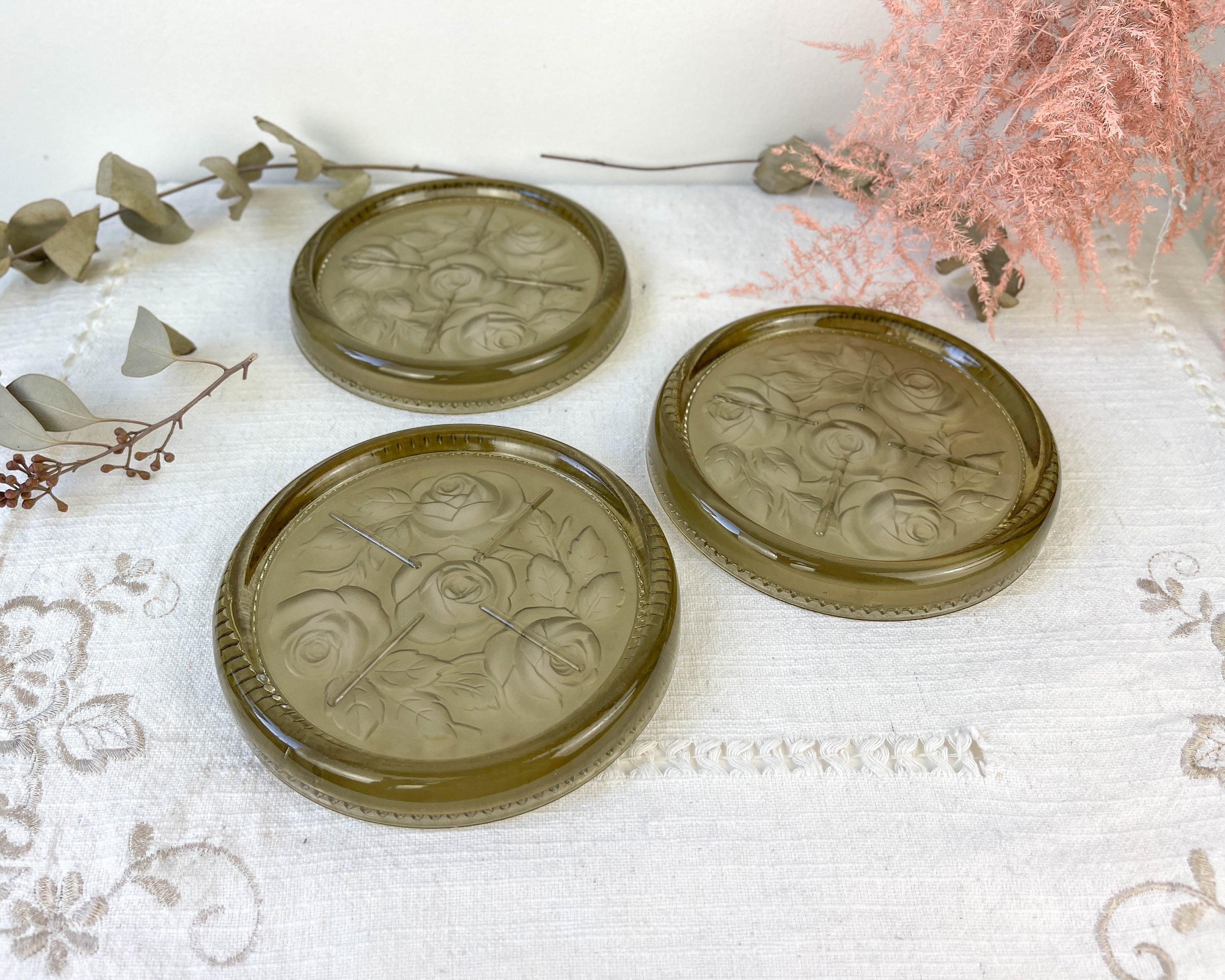 3 Sous-Verres Vintage en Verre Ciselé Motif Rose ~ Dessous de Bouteille Sous-Bock Fleuris Décoration