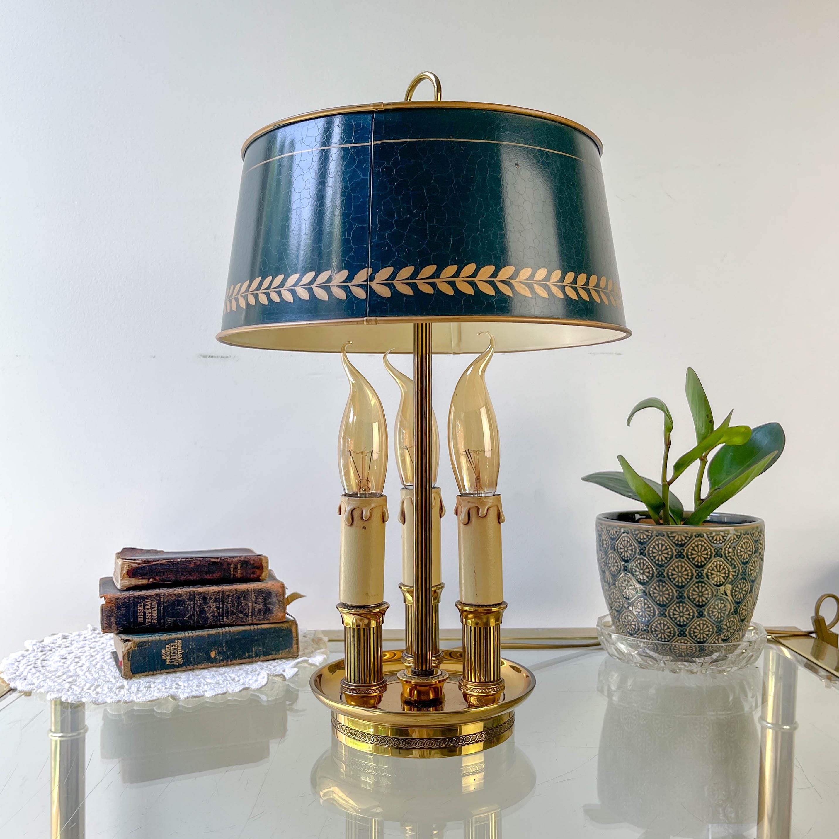 Lámpara vintage estilo imperio con bolsa de agua caliente, pantalla de bronce dorado y verde laurel, 3 brazos para velas.