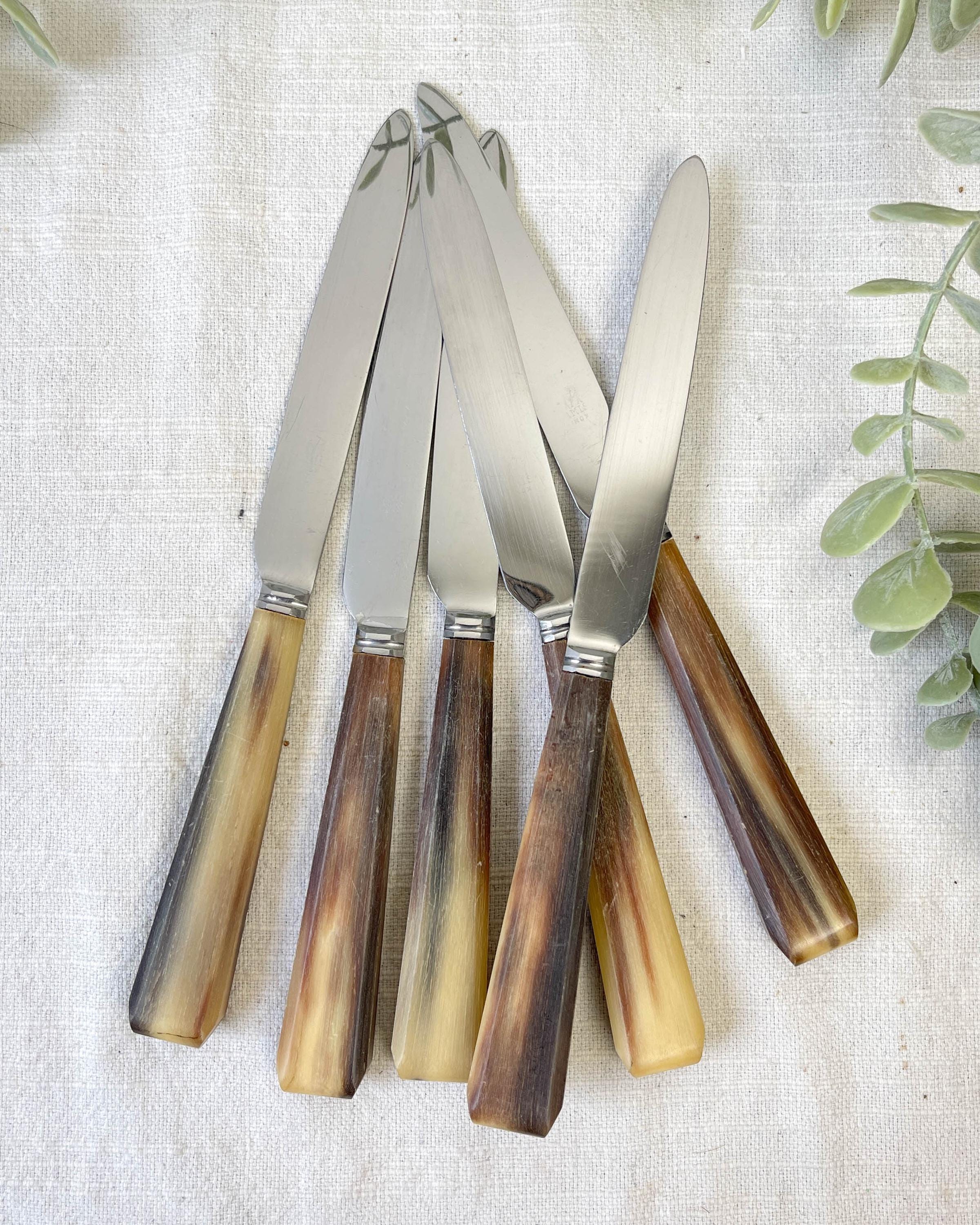 Lot D'Anciens Couteaux De Table - Service Pour 4, Manche Corne, Fabrication France