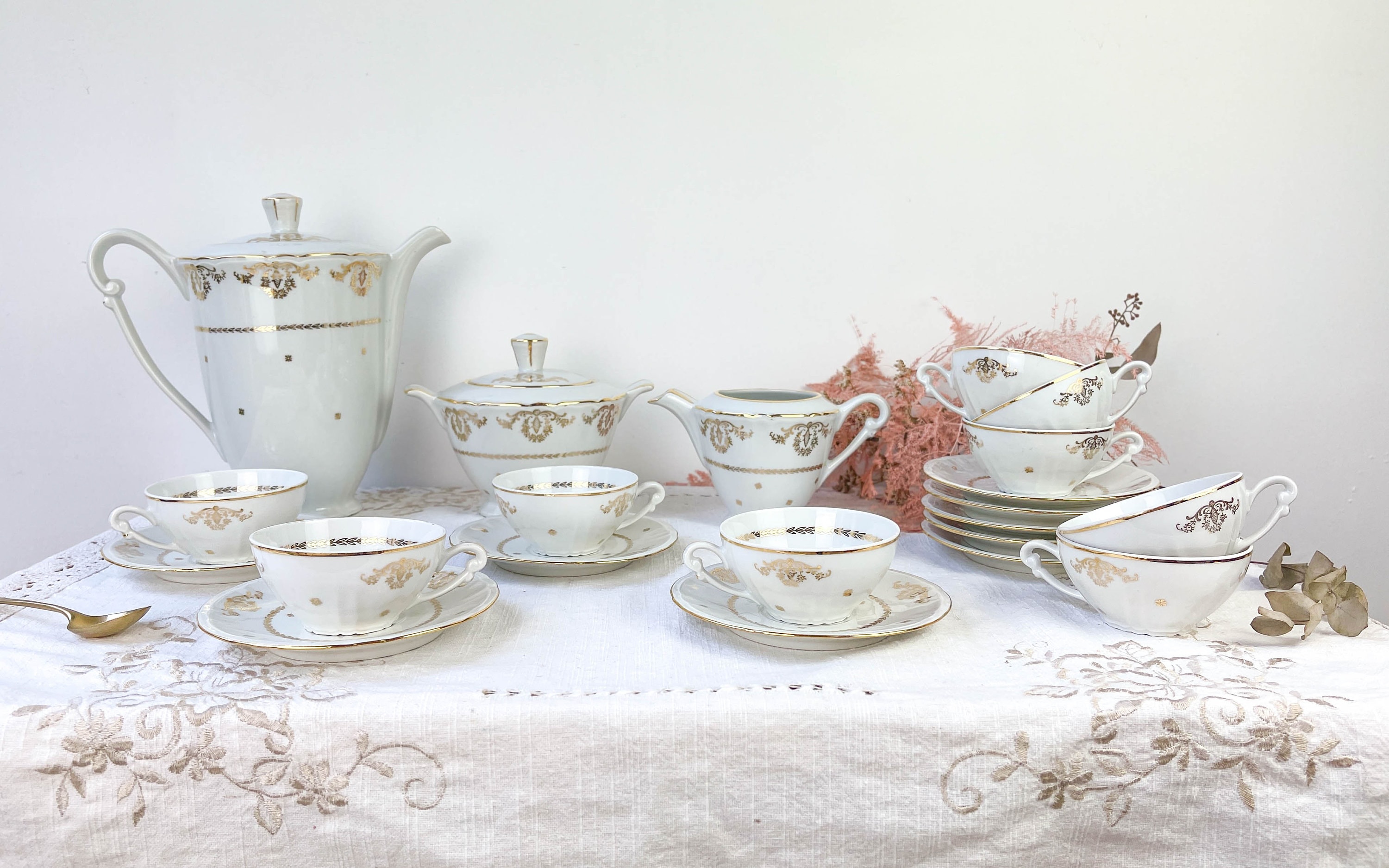 Service à thé - café porcelaine XIXème à fleurs & dorure - Le