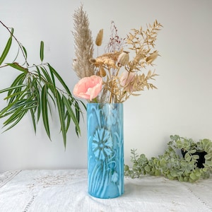Vintage blue glass vase with floral pattern - Elegant retro floral decoration - Antique vase for bouquet