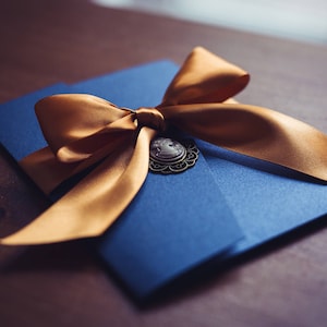 Faire-part de mariage La Belle et la bête, portefeuille de poche mariage bleu marine, faire-part de fête de Quinceanera, faire-part de mariage Disney, bleu marine et or