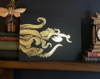 Lámina artística de pulpo en lámina dorada, estilo tatuaje gótico, criatura marina oscura