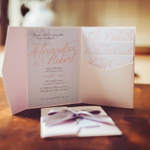 Convites de casamento de conto de fadas | Princesa Script | Carteira de bolso convida em rosa blush cintilante | Era uma vez | Laço de cetim prateado