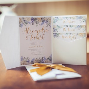 Faire-part de mariage floral | Fleurs bleu pastel | Anniversaire de noces d'or | Portefeuille de poche d’invitation florale | Arc d’or | Renouvellements de vœux