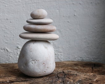 Kleine Japandi Art Zen Balance Steinturm - Wabi-Sabi Kieselsteine für Steingarten - Kleine Quarz Skulptur