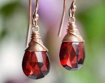 Orecchini pendenti con granato naturale • Pietra portafortuna di gennaio • Oro 14 carati placcato o argento sterling • Orecchini pendenti