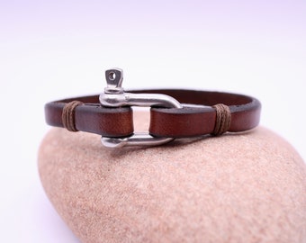 Leather bracelet with D shackle clasp - Leather Anniversary gift - Rustic Leather - Leather Bracelet - Handmade Leather Bracelet