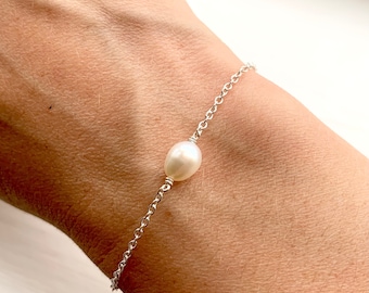 SILVER PEARL BRACELET , Sterling Silver Freshwater Pearl Dainty Chain Bracelet , Elegant Bridesmaid Bracelet , Available in 9ct Gold