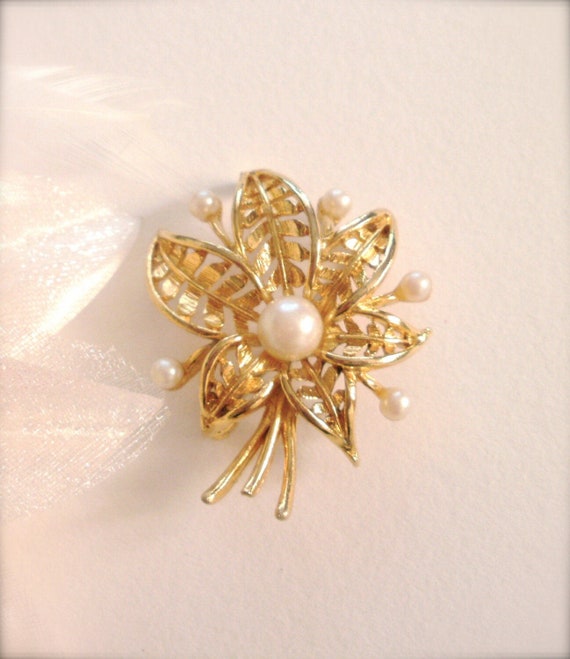 Vintage Leaf & Faux Pearl Gold tone Brooch Pearl … - image 1