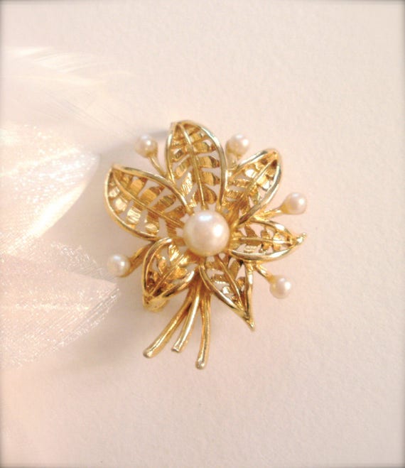 Vintage Leaf & Faux Pearl Gold tone Brooch Pearl … - image 3