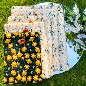 Cadeau de fin d'études : Protège-livre d'anniversaire Daisy d'avril - Couverture florale rembourrée avec poches, protection pour le livre et le Kindle