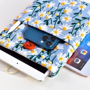 Embroidered Blue Daisy Kindle Sleeve, Cushioned Kindle Oasis Cover, Kindle Paperwhite Case, Handmade Kindle Accessories, Elegant IPad Sleeve