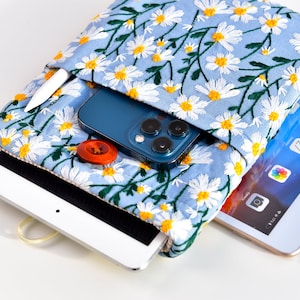 Rentrée des classes, pochette pour Kindle brodée marguerite bleue, housse coussinée pour Kindle Oasis, étui Paperwhite pour Kindle, accessoires Kindle faits main