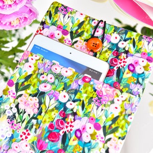 Graduation  Gift， Book Sleeve - Padded Floral Cover with Pockets, Book & Kindle Protection