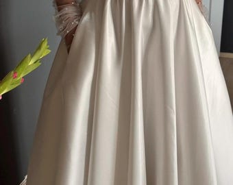 Vestido de novia moderno de satén con guantes de perlas, vestido de novia con escote cuadrado, vestido de novia minimalista, vestido de novia de lujo elegante.