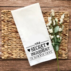 „Sekretny składnik to miłość” – ręcznik kuchenny z worka na mąkę, zabawny prezent na parapetówkę