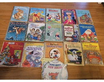 Puede incluir: Una colección de libros infantiles antiguos con ilustraciones coloridas. Los títulos incluyen "Little Cottontail", "Winnie the Pooh", "Mickey Mouse", "Rudolph the Red-Nosed Reindeer" y "Pinocchio". Los libros están dispuestos sobre una superficie de madera.