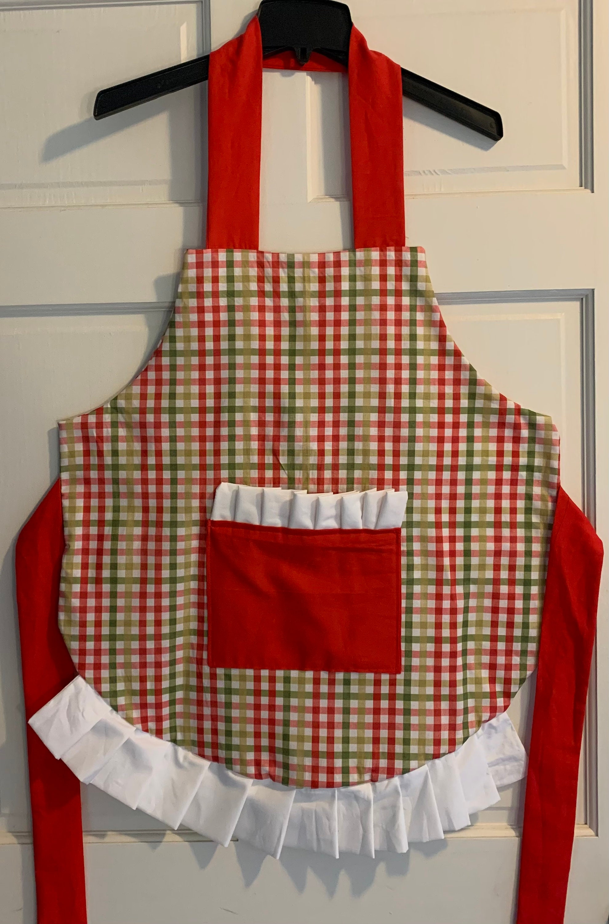 Light Grey Christmas Ladies Apron, Holiday Apron for Women, Snowflake on  Grey White Background With Ruffles, Gift for Friend, Mom, Wife, You 