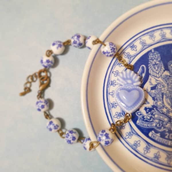 Bracelet Milagro en céramique de style chinois Delft bleu x blanc dans un coffret cadeau, tatouage vintage, bronze antique, sacré-coeur catholique, chinoiseries