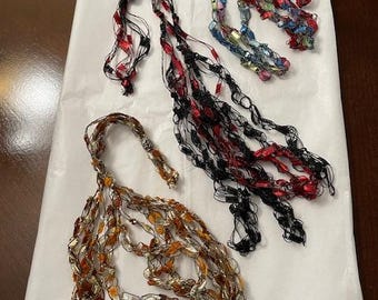 Collar de hilo con diseño de enrejado de ganchillo