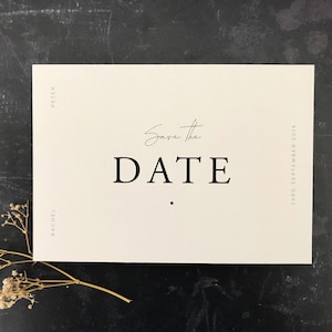 Puede incluir: Tarjeta "Save the Date" con un diseño simple en blanco y negro. El texto "Save the Date" está en una fuente serif con un "Save the" escrito a mano encima. La fecha "23 de septiembre de 2019" está en el lado derecho de la tarjeta.