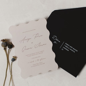 Scalloped Edge SAMPLE Wedding Invitation- Moderno, elegante, minimalista, monocromo, contemporáneo, arch invitation UK, America, Australia, trendy