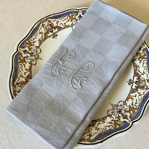 Set med 4 antika vintage franska handfärgade linneservetter monogram grå mono EC