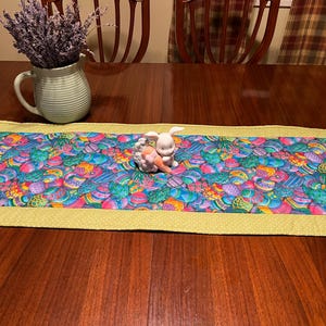 Camino de mesa de Pascua, diseño de huevo de Pascua, 33 x 114 cm. ¡Decoración de Pascua! Hecho a mano y acolchado a máquina. Decoración de mesa. imagen 1