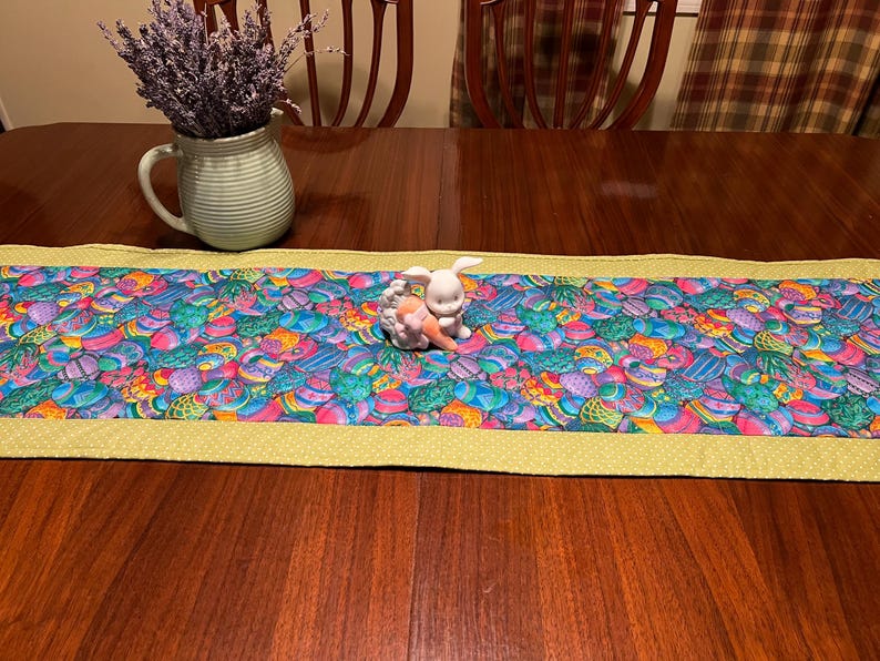 Camino de mesa de Pascua, diseño de huevo de Pascua, 33 x 114 cm. ¡Decoración de Pascua! Hecho a mano y acolchado a máquina. Decoración de mesa. imagen 1